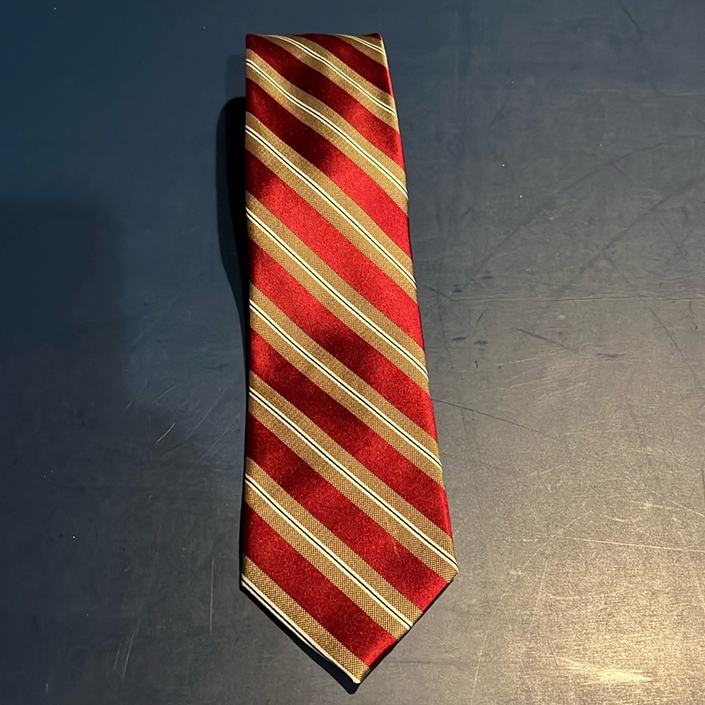 Vintage George 100% silk men’s necktie 62” long and 3.25” wide